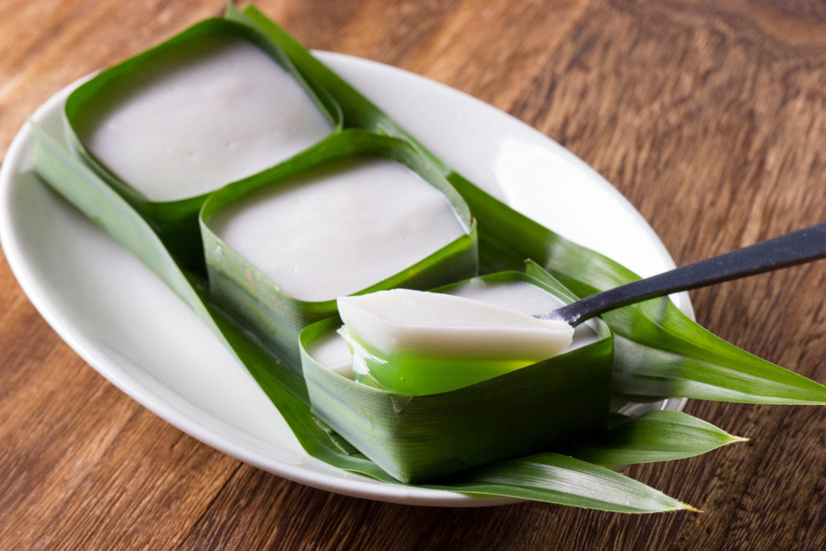 Tepung Pelita cakes with Pandan leaf